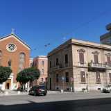 Un antico edificio che, posto in uno degli angoli pi� trafficati di Bari, sfugge spesso all�attenzione dei tanti passanti e automobilisti che in quel punto corrono e sfrecciano per entrare nel centro cittadino. L�immobile in questione � Palazzina Tinelli, residenza che si affaccia dal 1938 in piazza Luigi di Savoia